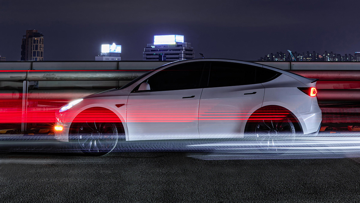 TESLA MODEL Y CON CIUDAD DE FONDO